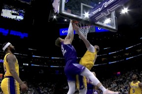 比赛局势复杂引发热议！，费德勒在湖人比赛中比赛规则变更赛场气氛高涨的简单介绍